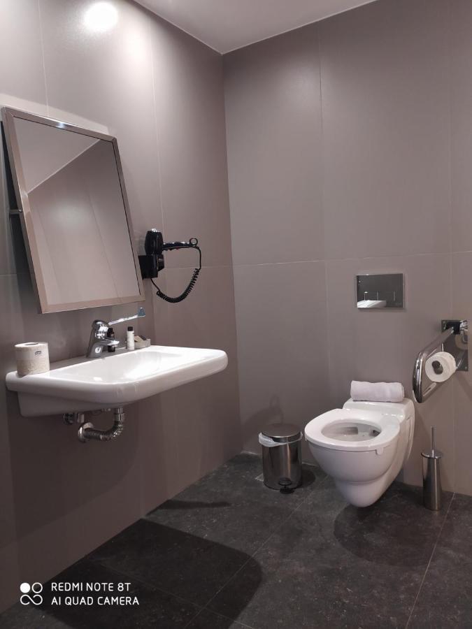 Hotel & 4*